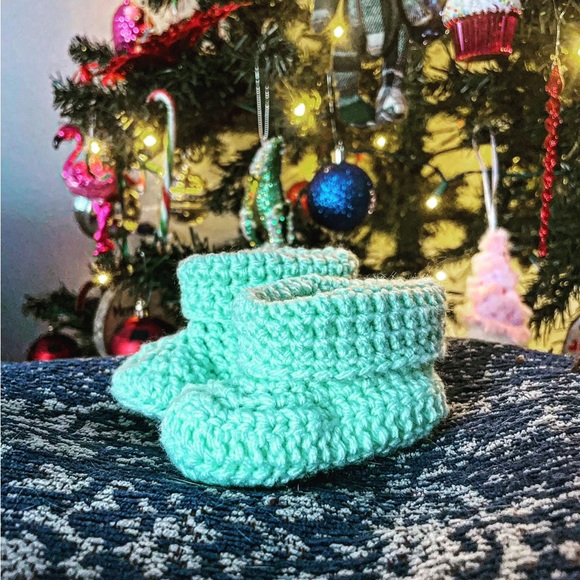 Crochet baby booties - Picture 3 of 3